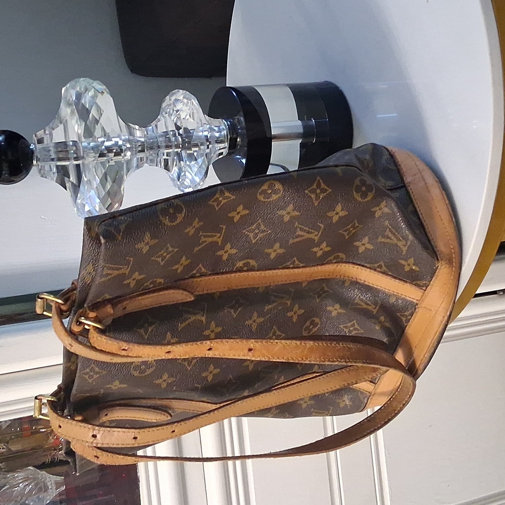 AUTHENTIC Louis Vuitton Bucket bag